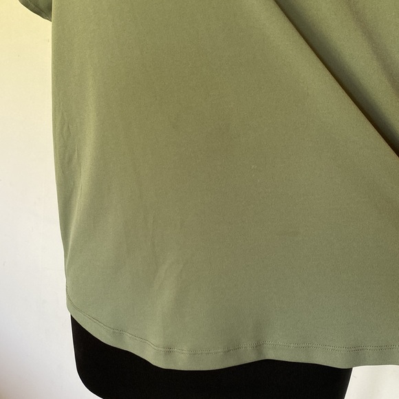Chico’s Size 2 Army Green Loose Fit Tee - Picture 4 of 5